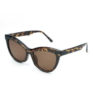 Chic tortoise shell cat eye sunglasses for women, vintage retro eyewear for beach vacation.
