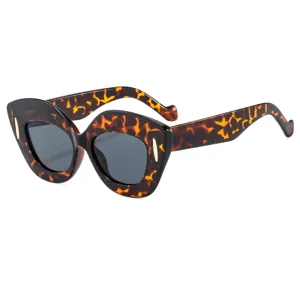 Occhiali da sole cat-eye oversize da donna, montatura tartarugata alla moda e trendy.