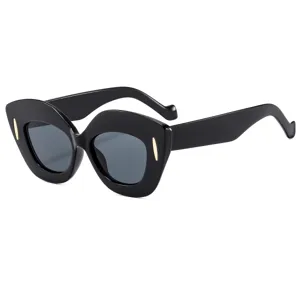 Occhiali da sole a gatto irregolari da donna, occhiali oversize neri alla moda e chic.