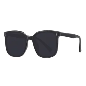 Klassische schwarze Oversize-Sonnenbrille mit Metall-Akzenten für stilvollen Sonnenschutz.