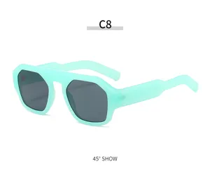 Detailansicht mintgrüner, klobiger Sonnenbrille mit dunklen Gläsern und Dopamin-Design.