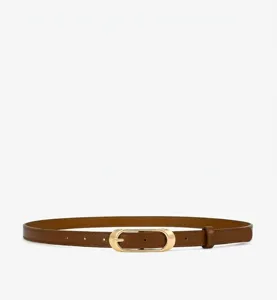 Bruine lederen riem detailweergave, minimalistische gouden ovale gesp, slanke vrouwenaccessoire.