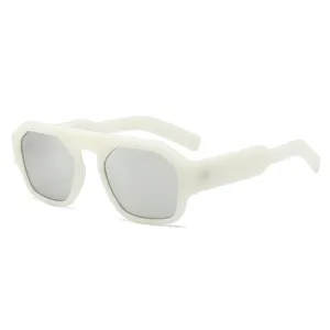 Retro kleine Sonnenbrille für Damen, weißer dicker Rahmen mit silbernen Spiegelgläsern.