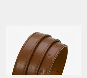 Detailfoto van een stijlvolle bruine PU lederen riem met fijne textuur en nette stiksels.