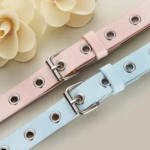 Cintura in ecopelle PU con occhielli per bambini vista principale con fibbie rosa e azzurre.