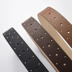 Stijlvolle brede lederen riem versierd met metalen klinknagels modieus vrouwenaccessoire