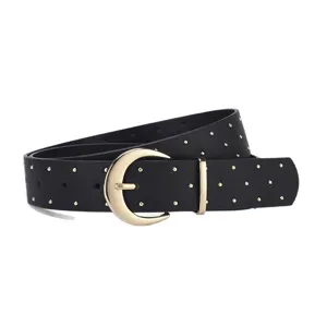 Zwarte lederen riem met gouden studs en maansluiting, stijlvol mode-accessoire voor dames.