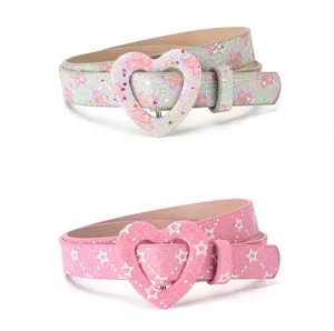 Détail ceinture paillettes enfant, boucle cœur, style étoile rose et fleurs vertes.
