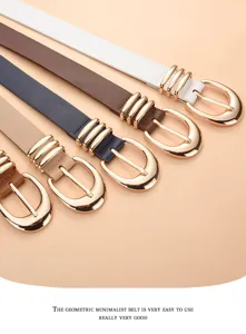 Nahaufnahme von eleganten Damen Ledergürteln mit schicken Metallschienen und Schnallen.