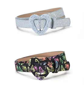 Gros plan sur des ceintures fines pour enfants avec boucles cœur à paillettes et papillons.