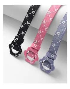 Dettaglio cintura glitter per bambini con fibbia a fiore unica e colori vivaci.