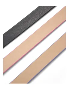 Primo piano dettagliato della sottile cintura in pelle per bambini con finiture colorate.