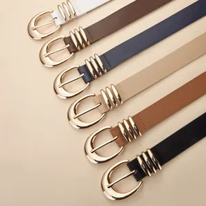 Damenmode Ledergürtel Set mit goldener runder Schnalle, schickem Freizeithemd und Jeansgürtel.