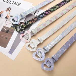 Cintura per bambini glitterata con fibbia a cuore, elegante accessorio per outfit casual quotidiani.