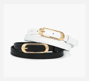 Detail van minimalistische damesriem met elegante ovale goudkleurige gespen in zwart en wit leer.