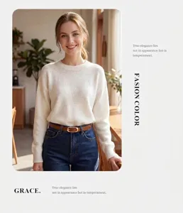 Detailopname van een minimalistische bruine lederen riem met metalen gesp op jeans.