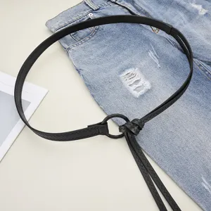 Stijlvolle zwarte lederen smalle riem met ring en knoop, perfect voor jeans en jurken.