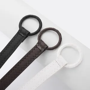 Dames leren riem met ronde gesp, stijlvol gevlochten ontwerp in zwart bruin witte kleuren.