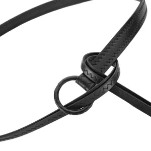 Smalle zwarte lederen damesriem met uniek knoopdesign en stijlvolle sierstiksels langs rand.