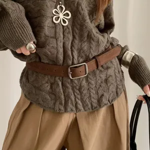 Retro Wildlederimitat Gürtel Damen mit antikisierter Silberschnalle für modische Jeans.