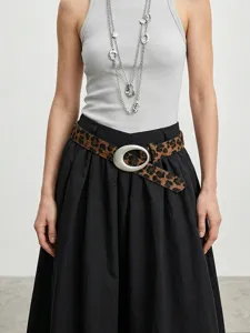 Nahaufnahme des Retro-Damen-Leopardenmustergürtels mit großer ovaler Metallschnalle.