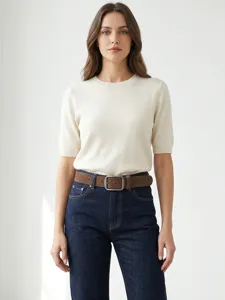Retro Wildlederimitat Brauner Gürtel kombiniert mit Strickoberteil und Jeans Detailansicht.