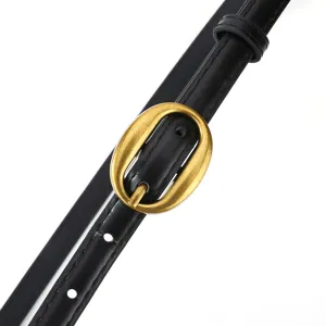Gros plan de la ceinture fine en cuir noir pour femme avec boucle ovale dorée vintage.
