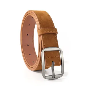 Retro braune Wildleder Gürtel Detail mit antikem silbernen quadratischen Metallschnalle und Nähten.