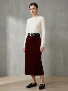 Vintage stil damen gürtel in schwarz mit runder silberner schnalle und pullover.