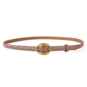 Vue détaillée d'une fine ceinture en cuir marron vintage avec une boucle ovale classique.
