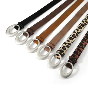 Vista dettagliata di cinture in camoscio rétro da donna con fibbie metalliche ovali.