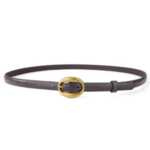 Vue detaillee d une fine ceinture en cuir marron vintage avec une boucle ovale en laiton antique.
