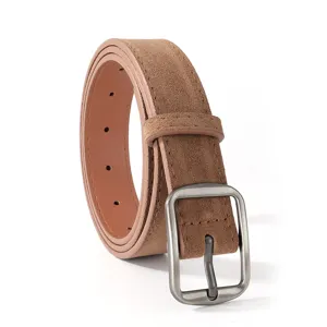 Nahaufnahme des Retro braunen Kunstwildleder Gürtels mit antiksilberner quadratischer Schnalle.
