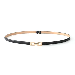 Vrouwen smalle riem detailweergave, stijlvolle zwarte lederen band met gouden gesp.