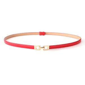 Details van de rode smalle damesriem met gouden gesp, ideaal voor jurken en jassen.