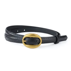 Vue détaillée de la fine ceinture en cuir noir pour femme avec élégante boucle ovale.