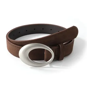 Retro brauner Wildleder Damen Gürtel mit eleganter silberner ovaler Schnalle Detail Ansicht.