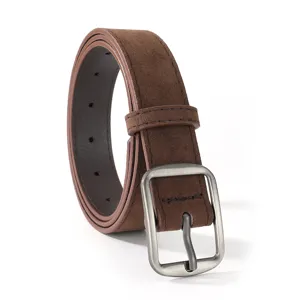 Detailaufnahme des braunen Veloursleder Gürtels mit eleganter antiksilberner Metallschnalle.