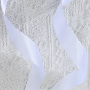 Ruban en satin blanc avec finition lisse et brillante, detail elegant pour accessoires de mode.