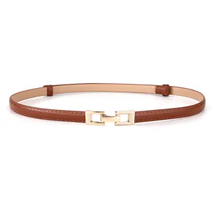 Slanke lederen damesriem met gouden gesp, een stijlvol accessoire voor jurk en jas.