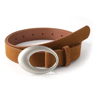 Detailaufnahme eines braunen Damen-Wildleder-Gürtels mit glatter ovaler Metallschnalle.
