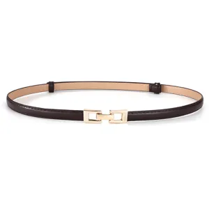 Close-up van de smalle donkerbruine lederen riem met elegante gouden metalen gesp.