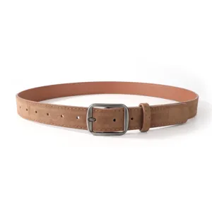 Brauner Wildlederimitat Gürtel mit antiker Silberschnalle, Detailansicht Retro Taillenaccessoire.