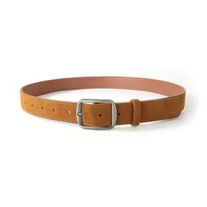 Brauner Wildlederimitat Damen Gürtel mit antiker silberner Metallschnalle und feinen Nähten.