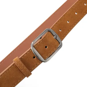 Retro Wildleder-Gürtel für Damen mit antiker silberner Schnalle in elegantem Caramelbraun.