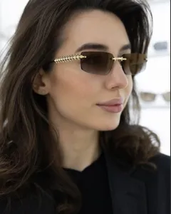 Lunettes de soleil vintage sans monture dégradé avec détails dorés pour femmes.