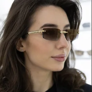 Lunettes de Soleil Rectangulaires sans Monture Rétro Femmes Hommes Punk Clous Monture en Métal Carré Extérieur UV400 Hip Hop