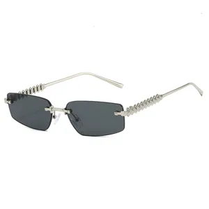 Lunettes de soleil étroites et sans monture tendance avec rivets en métal et verres gris unis.