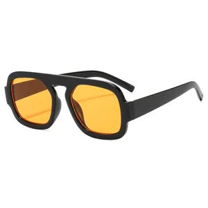 Modische Piloten-Sonnenbrille mit schwarzem dickem Rahmen und leuchtend orangen Gläsern.