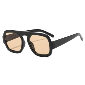Schicke, markante schwarze Sonnenbrille mit braunen Gläsern, trendige Unisex-Brille für den Alltag.
